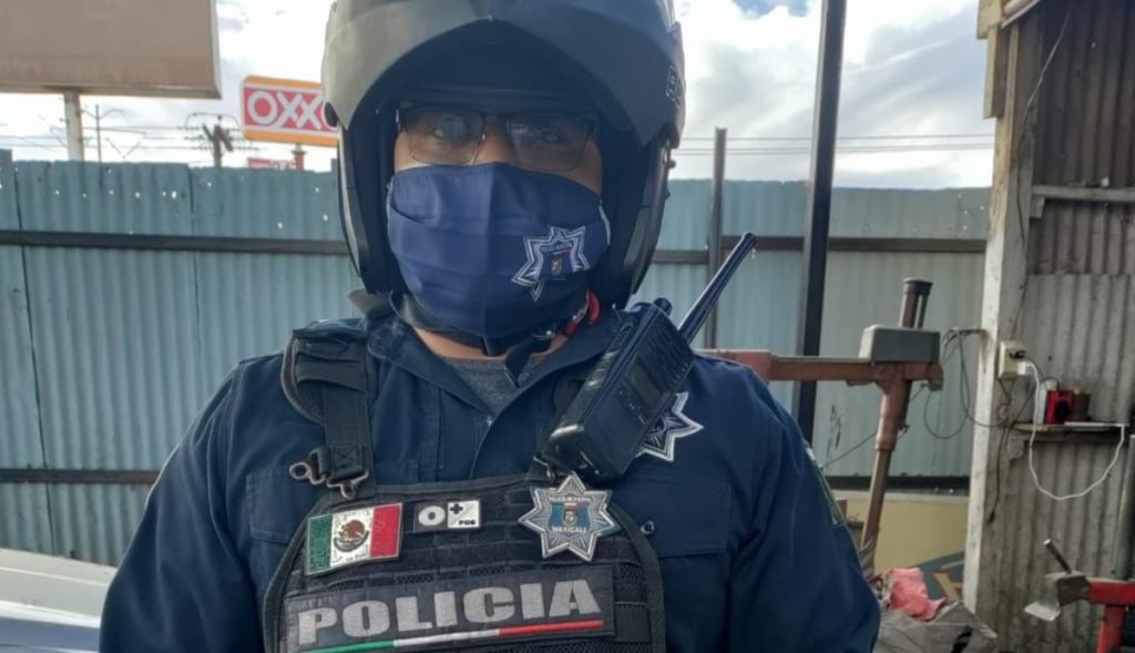 Policía-rescata-a-mujer-y-a-su-mascota-de-incendio