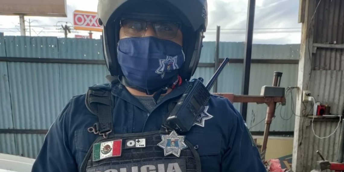 POLICíA RESCATA A MUJER Y A SU MASCOTA DE INCENDIO