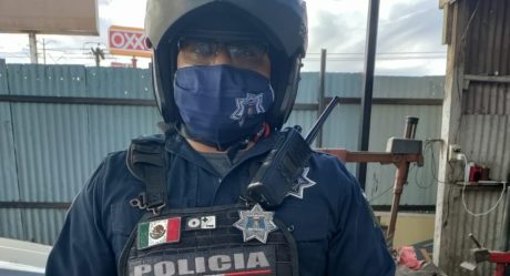 Policía rescata a mujer y a su mascota de incendio