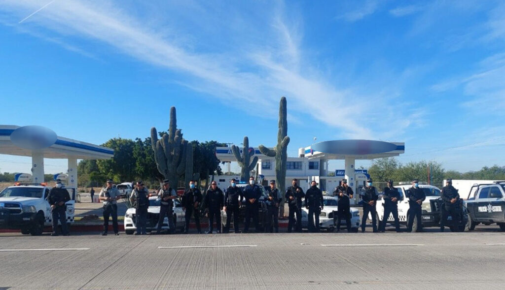 Sujetos-armados-despojan-de-sus-pick-up-a-familias-en-plena-carretera