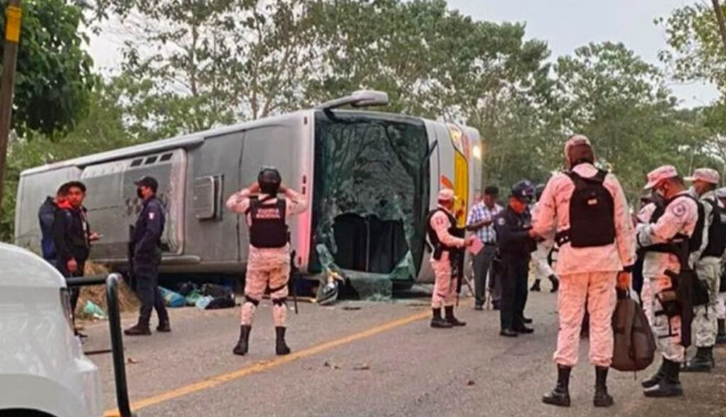 Volcadura-de-camión-deja-a-pasajeros-heridos-chofer-se-fuga