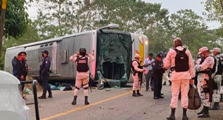 Volcadura de camión deja a pasajeros heridos; chofer se fuga