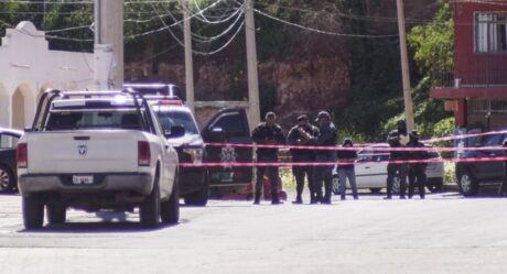 Dejan camioneta con varios cuerpos en Palacio de Gobierno de Zacatecas