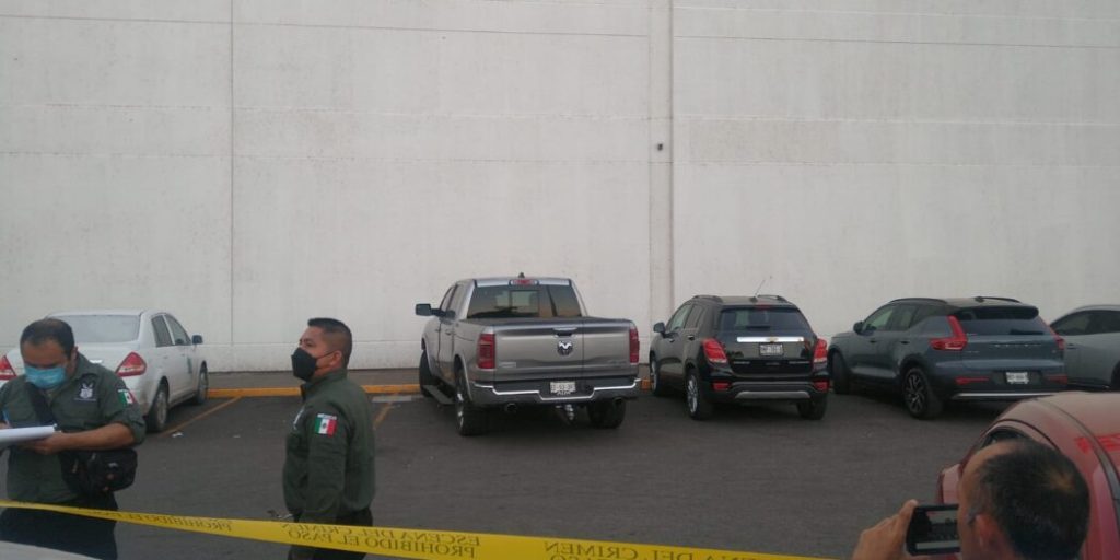 ATACAN A PAREJA EN ESTACIONAMIENTO DE PLAZA COMERCIAL; éL MUERE