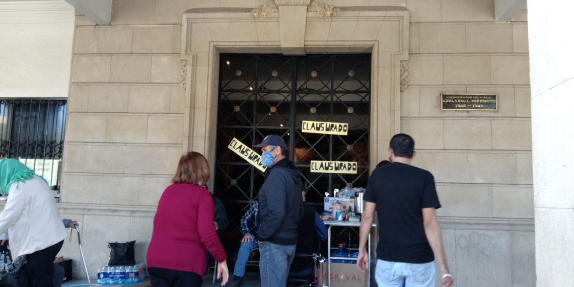 MANTIENEN JUBILADOS BLOQUEO A PALACIO MUNICIPAL