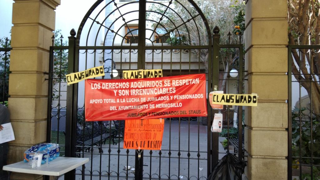 MANTIENEN JUBILADOS BLOQUEO A PALACIO MUNICIPAL