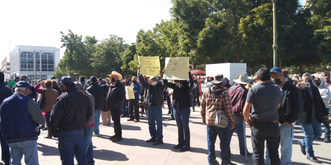 JUBILADOS DEL AYUNTAMIENO REANUDAN MANIFESTACIóN EN PALACIO