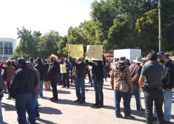 JUBILADOS DEL AYUNTAMIENO REANUDAN MANIFESTACIóN EN PALACIO