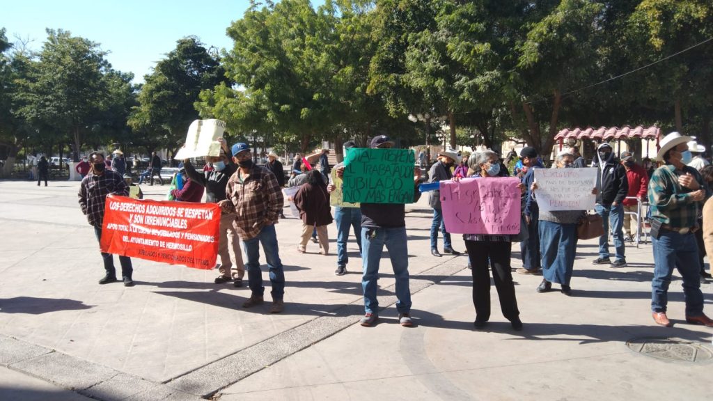 JUBILADOS DEL AYUNTAMIENO REANUDAN MANIFESTACIóN EN PALACIO