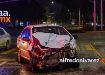 TAXISTA Y SU PASAJERO RESULTAN LESIONADOS TRAS SER CHOCADOS