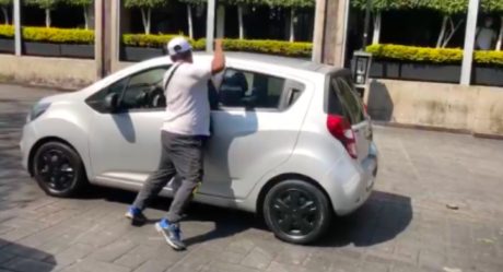 VIDEO: Taxista ataca con cuchillo a chofer de Uber; policías lo dejan ir