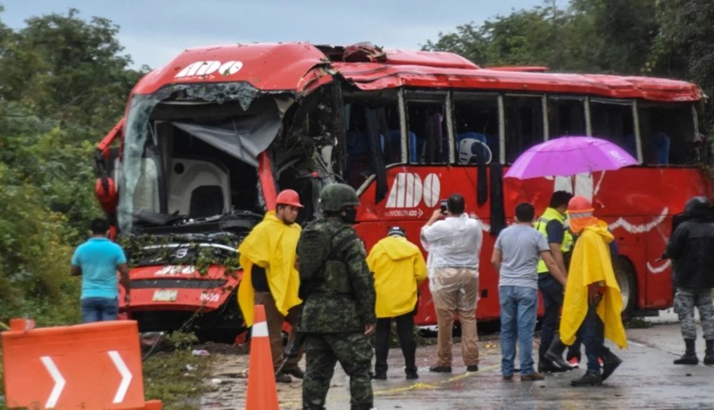 Autobús-choca-contra-camión-deja-8-muertos-y-más-de-una- decena-de-heridos