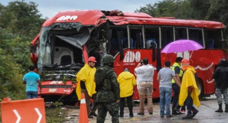 Autobús choca contra camión; deja 8 muertos y más de una decena de heridos