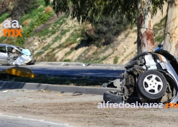 FUERTE CHOQUE DEJA A COPILOTO HERIDO; AUTO SE PARTE EN DOS