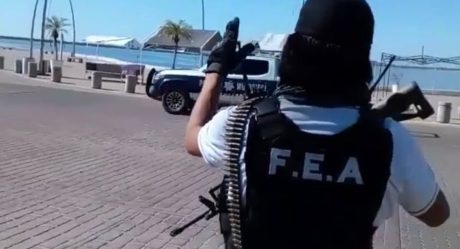 Investigan VIDEO en el que policías responden a saludo de sujeto armado