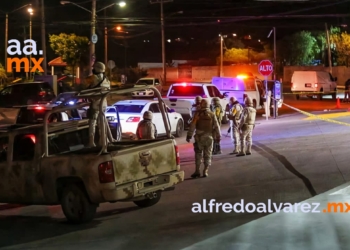 SUJETOS ABREN FUEGO EN PUESTO DE COMIDA; DEJAN UN MUERTO Y HERIDOS