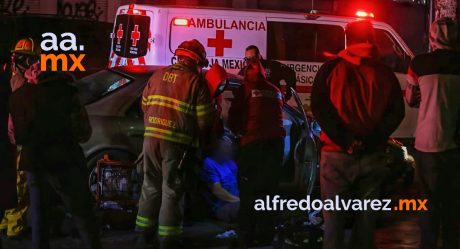 Taquero conducía borracho y se estrelló con un poste