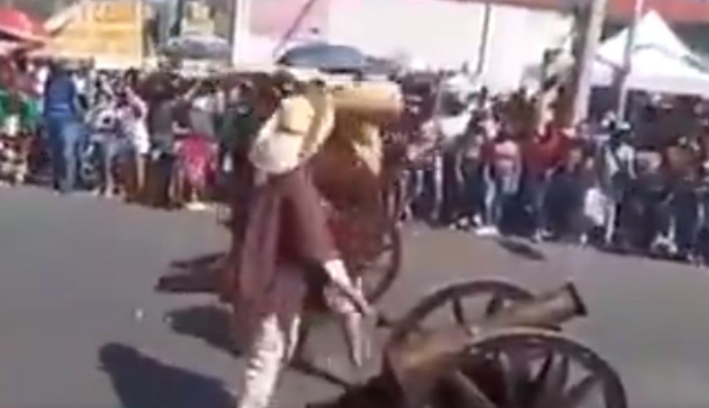 VIDEO-Cañón-explota-en-mano-de-hombre-en-carnaval