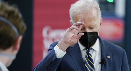 Biden dice a estadounidenses en Ucrania que sería sabio abandonar el país