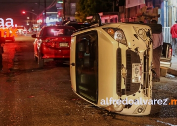 POLICíA LOCALIZA A JóVENES BALEADOS EN AUTO VOLCADO