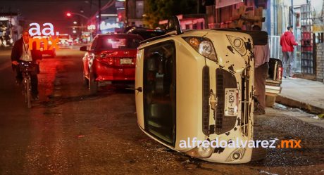 Policía localiza a jóvenes baleados en auto volcado