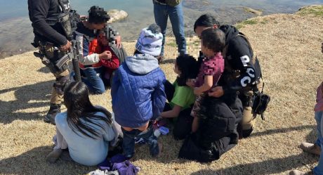 Rescatan a niños migrantes en el Río Bravo