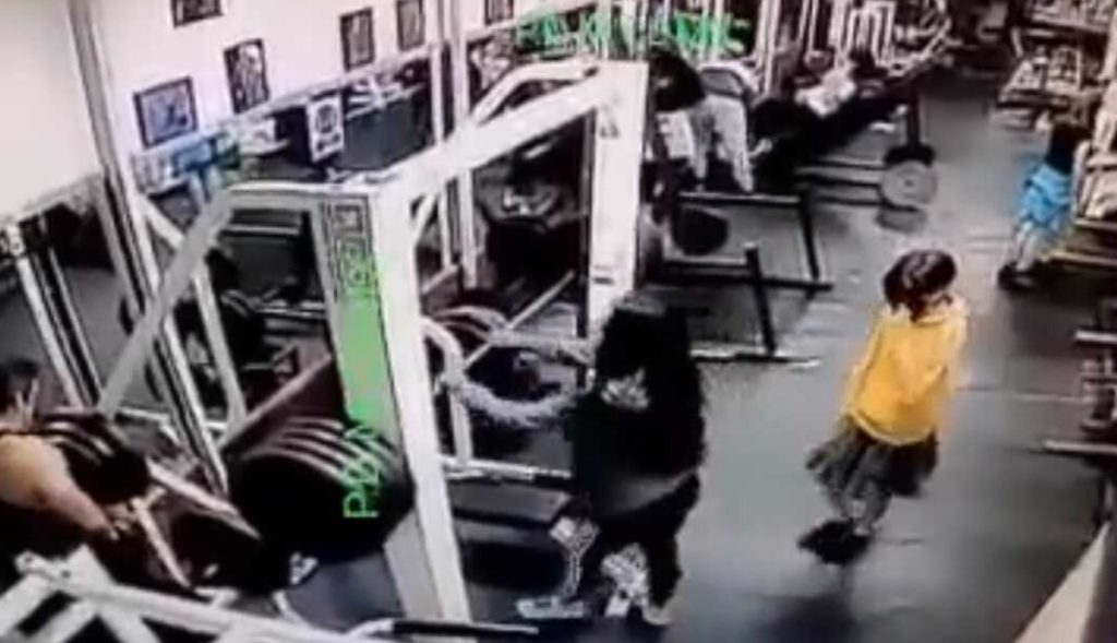 VIDEO-Mujer-muere-al-caerle-una-pesa-en-gimnasio