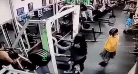 VIDEO: Mujer muere al caerle una pesa en gimnasio