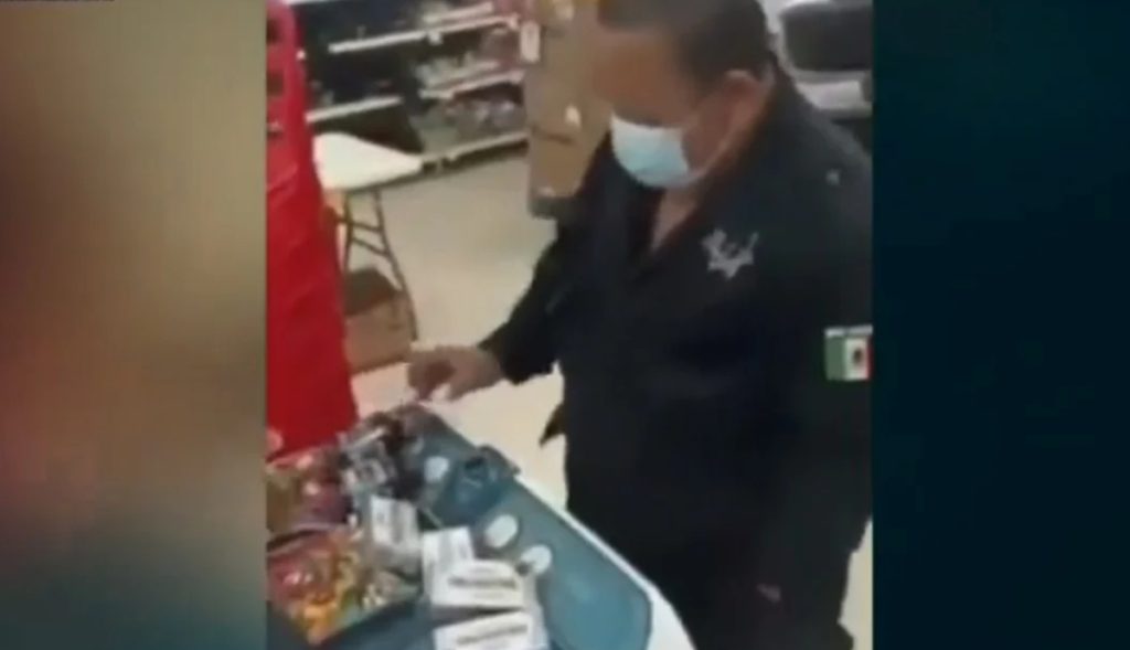 VIDEO-Exhiben-a-policía-por-robar-dulces-y-medicamentos-en-supermercado