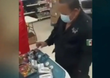 VIDEO: EXHIBEN A POLICíA POR ROBAR DULCES Y MEDICAMENTOS EN SUPERMERCADO