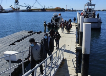 RESCATAN A 29 PERSONAS A BORDO DE EMBARCACIóN A LA DERIVA