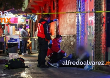 HALLAN SOBRE LA BANQUETA A DOS HOMBRES CON SOBREDOSIS, UNO MURIó