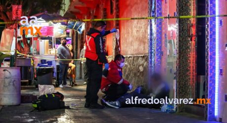 Hallan sobre la banqueta a dos hombres con sobredosis, uno murió