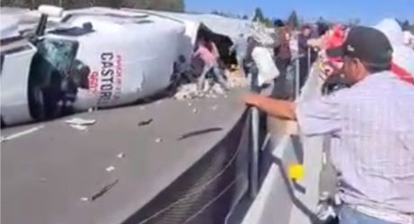 VIDEO: Tráiler vuelca y ciudadanos hacen rapiña mientras conductor agoniza