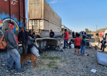 DESTROZA EL TREN A UN TRAILER EN ESTACIóN PESQUEIRA