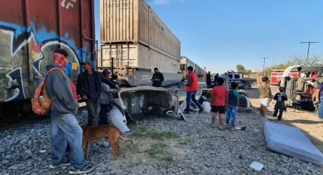 Destroza el tren a un trailer en Estación Pesqueira