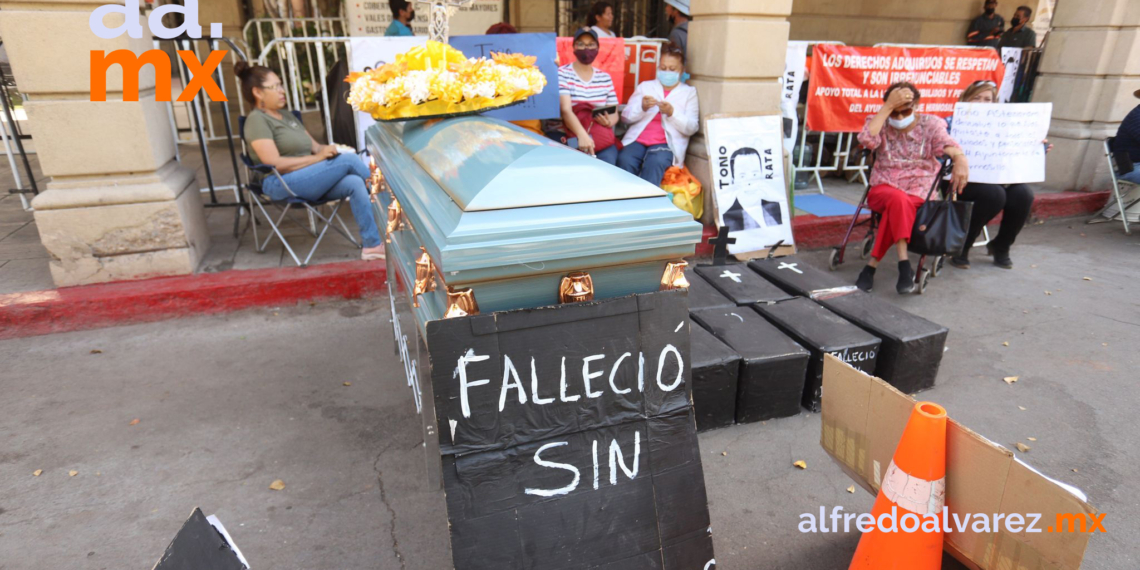 PONEN ATAúD EN PALACIO MUNICIPAL DE HERMOSILLO