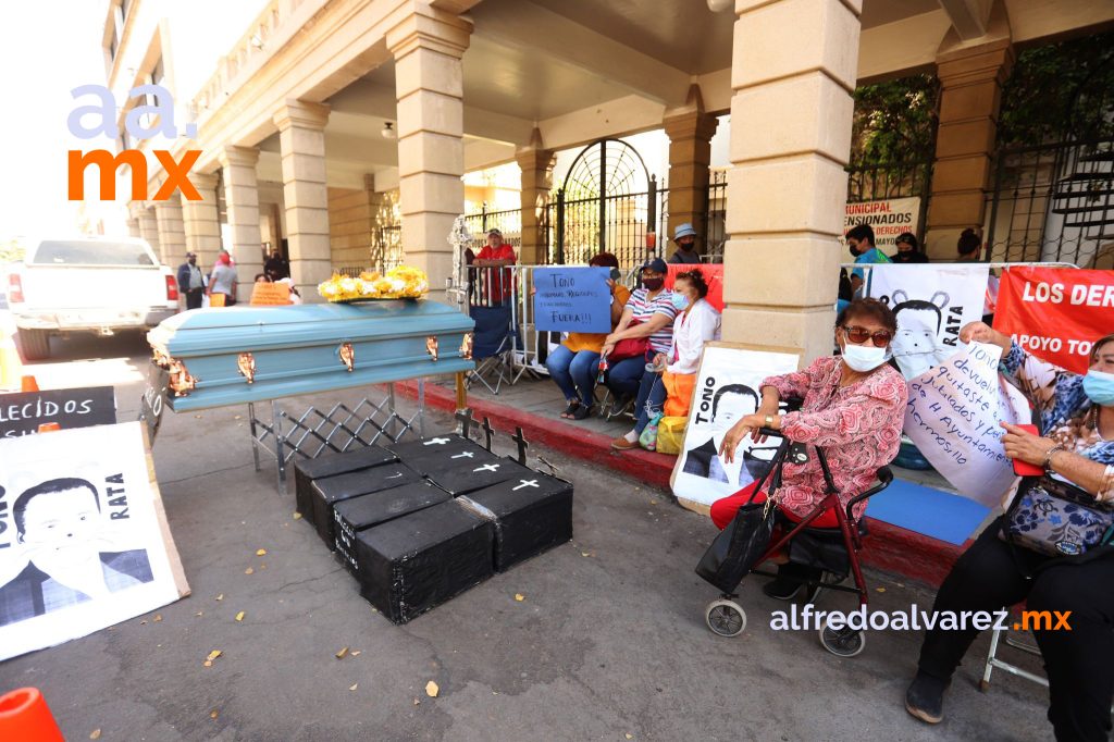 PONEN ATAúD EN PALACIO MUNICIPAL DE HERMOSILLO