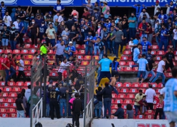 VIDEO: SUSPENDEN PARTIDO DE GALLOS VS ATLAS POR VIOLENCIA EN GRADAS