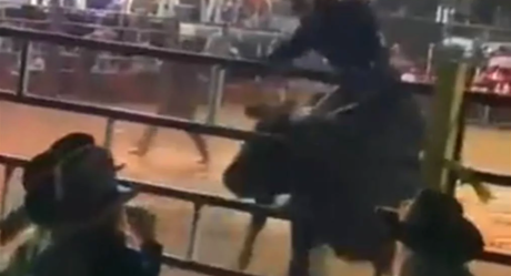 VIDEO: Toro embiste a asistentes de un jaripeo