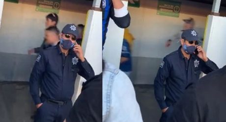 Captan a policía que ignoró riña en partido; se puso a hablar por teléfono