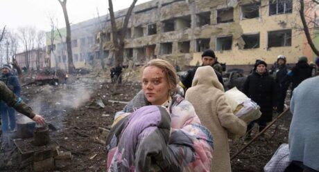 Rusia bombardea un hospital materno infantil en Mariúpol