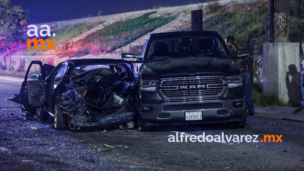 Auto-se-estampa-con-cuatro-vehiculos-mientras-hacian-linea