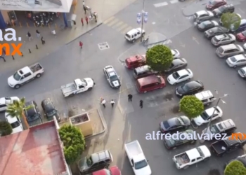 BALEAN A UNA PERSONA AL INTERIOR DE LA MACROPLAZA