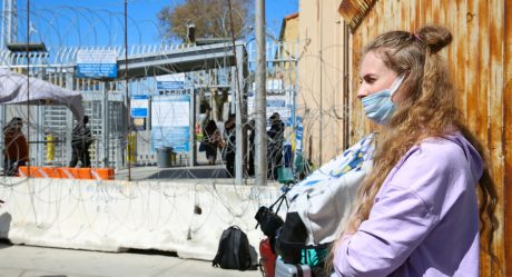 Migrantes de Ucrania, Rusia y Bielorrusia llegan a garita; piden asilo político