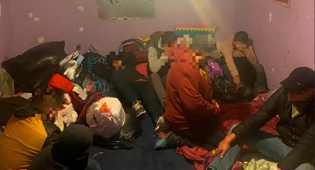 Arrestan a 21 migrantes en casas de EU; decomisan armas