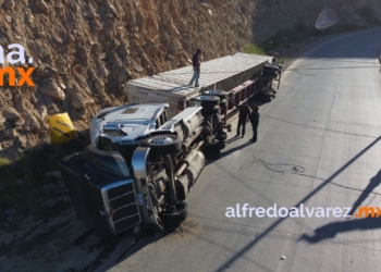 CAOS POR VOLCADURA DE TRáILER EN BULEVAR 2000