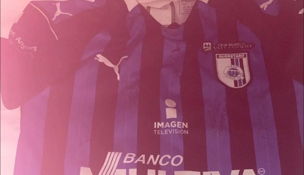 Niño-salva-a-aficionada-le-regala-jersey-autografiado-para-salir-de-estadio