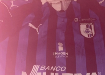 NIñO SALVA A AFICIONADA; LE REGALA JERSEY AUTOGRAFIADO PARA SALIR DE ESTADIO