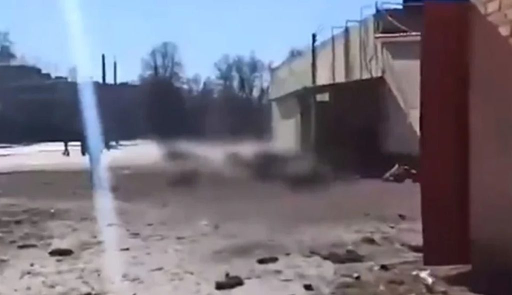 VIDEO-Tropas-rusas-atacan-a-ucranianos-mientras-compraban-pan-hay-muertos